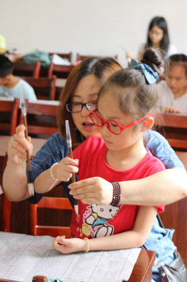 1437013700872340.jpg 书法课的握笔教学_副本.jpg
